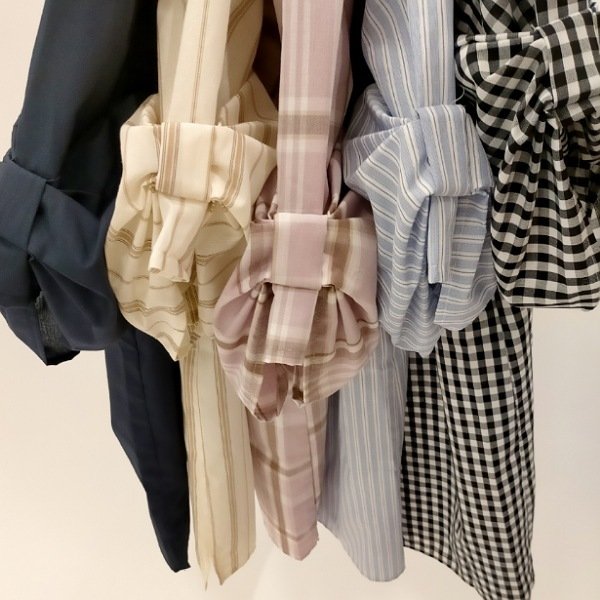 画像2: 【NEW BRAND LaLa　半額セール】袖リボンデザインの布帛ブラウス《送料220円代引は通常送料》 (2)