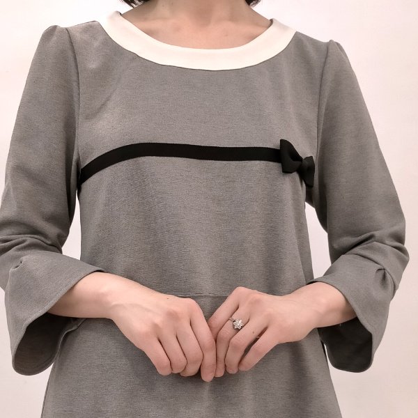 画像2: 【LALA  50%SALE】配色デザインの胸元にグログランリボンのチュニック (2)