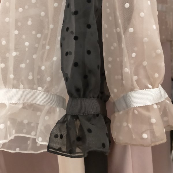 画像16: 【SALE4,900円   LaLa】ドッド袖の切替チュニック  送料220円代引は通常送料 　 (16)