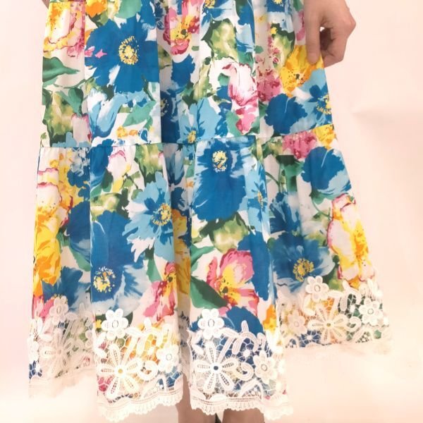 画像4: 【SuperBeauty 本日の日替わり逸品 】19,000円 → 5,900円襟ぐりレース花柄多色プリント　ノースリーブワンピース (4)