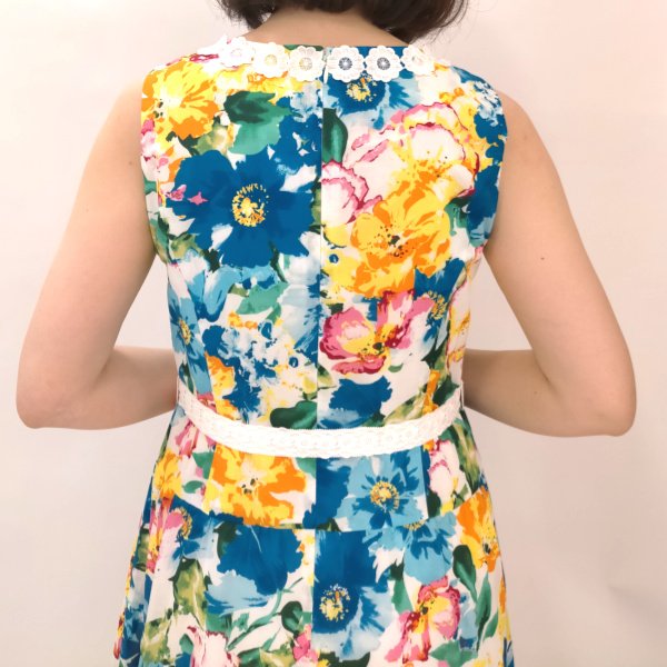 画像6: 【SuperBeauty 本日の日替わり逸品 】19,000円 → 5,900円襟ぐりレース花柄多色プリント　ノースリーブワンピース (6)