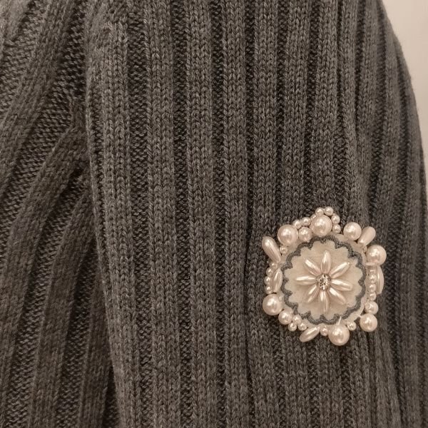 画像9: 【超特価 7,900円＜在庫限り＞クーポン/POINT不可】胸元リボンブローチウェスト切替ハイネックニットワンピース (9)