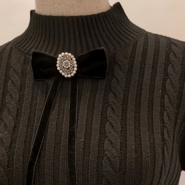 画像15: 【超特価 7,900円＜在庫限り＞クーポン/POINT不可】胸元リボンブローチウェスト切替ハイネックニットワンピース (15)