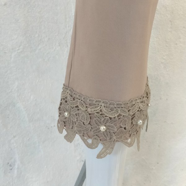 画像4: 【LaLa 】グレードアップ裾花刺しゅう×ストレッチクロップド七分丈パンツ  送料220円代引は通常送料 (4)