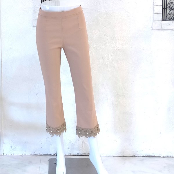 画像2: 【LaLa 】グレードアップ裾花刺しゅう×ストレッチクロップド七分丈パンツ  送料220円代引は通常送料 (2)