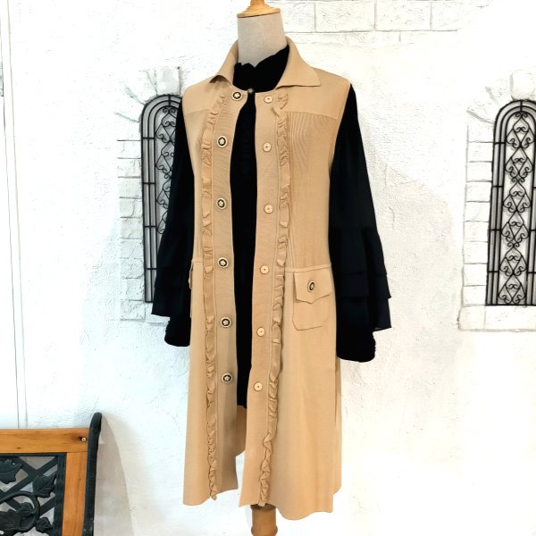 画像9: 【23,000円 →超特価 4,900円＜在庫限り＞クーポン/POINT不可】襟付き前立てフリルデザインニットロングジレ (9)