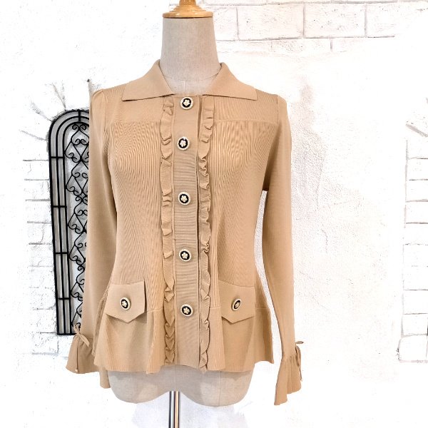 画像10: 【SuperBeauty 本日の日替わり逸品】23,000円 → 7,900円襟付き前立てフリルデザインニットカーディガン (10)