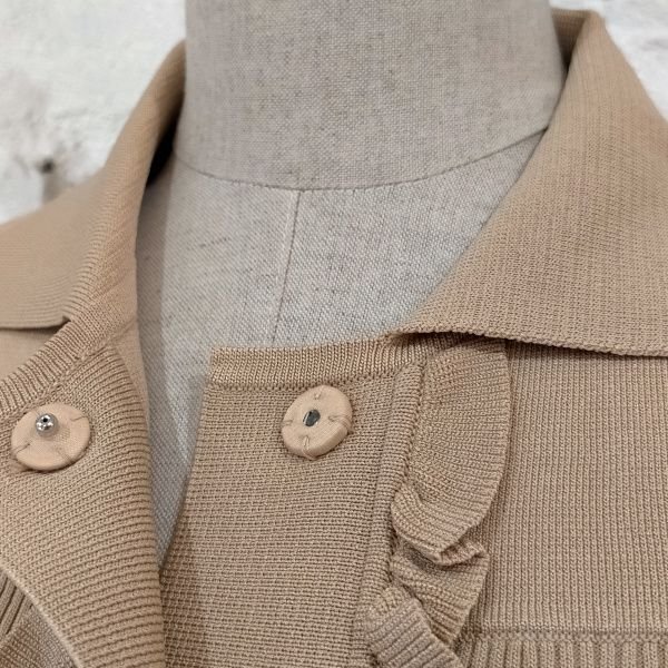 画像4: 【26,000円 →超特価 7900円＜在庫限り＞クーポン/POINT不可】襟付き前立てフリルデザインニットロングカーディガン (4)