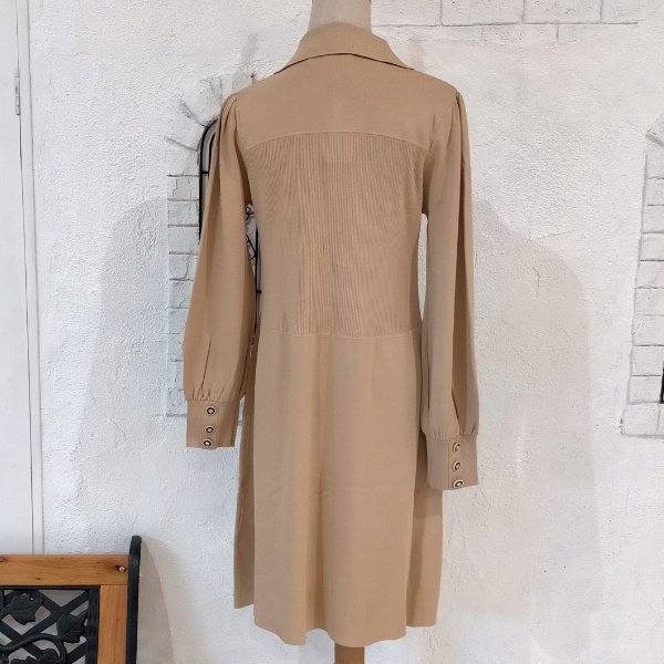 画像9: 【26,000円 →超特価 7900円＜在庫限り＞クーポン/POINT不可】襟付き前立てフリルデザインニットロングカーディガン (9)