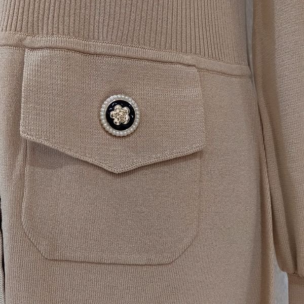 画像5: 【26,000円 →超特価 7900円＜在庫限り＞クーポン/POINT不可】襟付き前立てフリルデザインニットロングカーディガン (5)