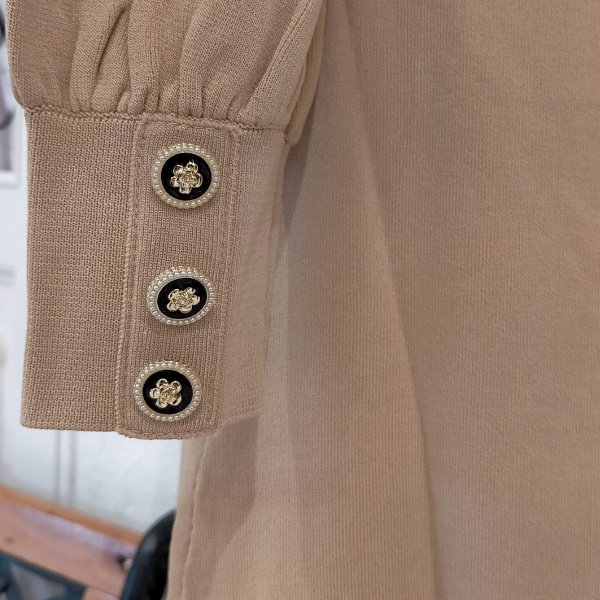 画像8: 【26,000円 →超特価 7900円＜在庫限り＞クーポン/POINT不可】襟付き前立てフリルデザインニットロングカーディガン (8)