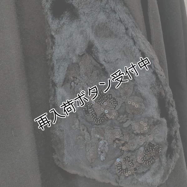 画像15: 【33,000円 →超特価 12,900円＜在庫限り＞クーポン/POINT不可】カタログ表紙 エコファースパンコール刺しゅう使いブローチ付きマントコート (15)