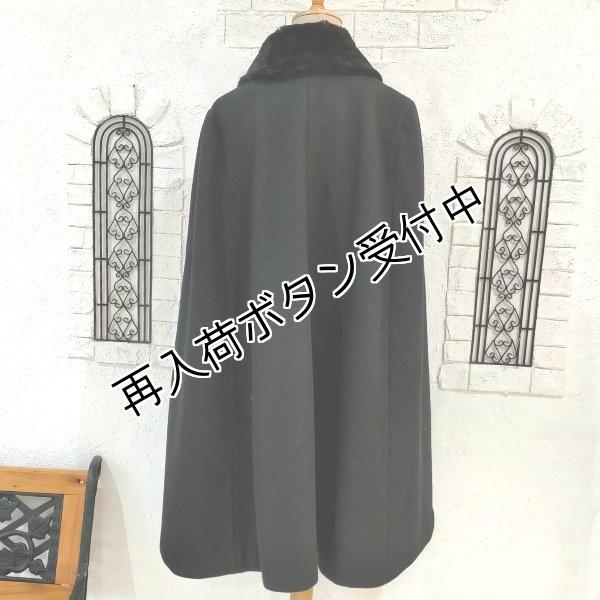 画像17: 【33,000円 →超特価 12,900円＜在庫限り＞クーポン/POINT不可】カタログ表紙 エコファースパンコール刺しゅう使いブローチ付きマントコート (17)