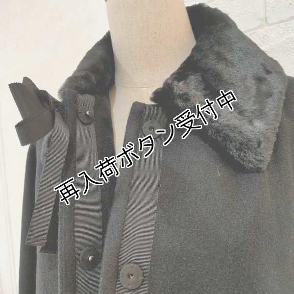 画像13: 【33,000円 →超特価 12,900円＜在庫限り＞クーポン/POINT不可】カタログ表紙 エコファースパンコール刺しゅう使いブローチ付きマントコート (13)