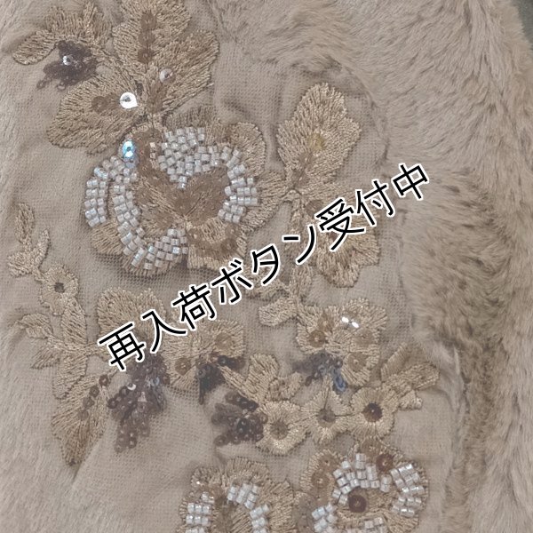 画像7: 【33,000円 →超特価 12,900円＜在庫限り＞クーポン/POINT不可】カタログ表紙 エコファースパンコール刺しゅう使いブローチ付きマントコート (7)