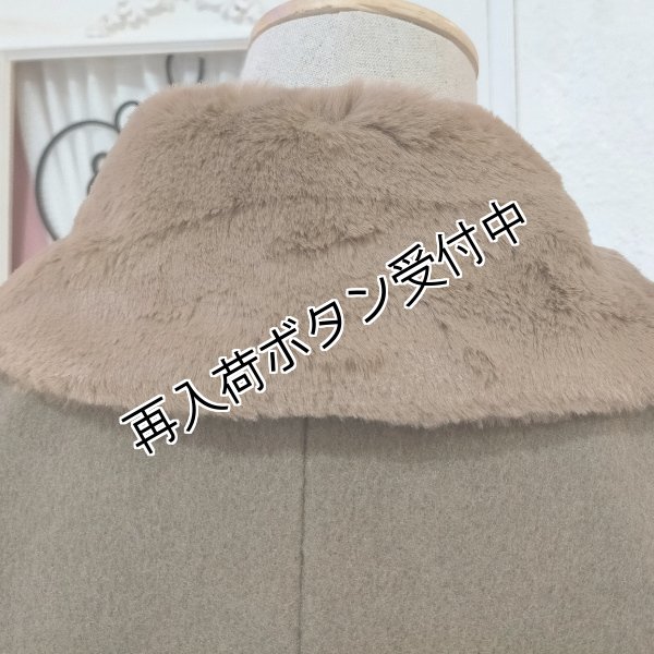 画像10: 【33,000円 →超特価 12,900円＜在庫限り＞クーポン/POINT不可】カタログ表紙 エコファースパンコール刺しゅう使いブローチ付きマントコート (10)