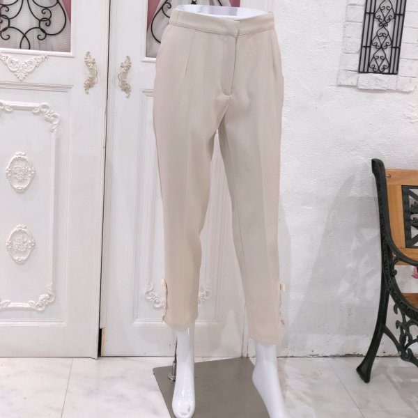 画像2: 【●半額以下SALE● LaLa 】裾サイドレース＆リボン＆パール使いセンタープレスパンツ  送料220円代引は通常送料 (2)