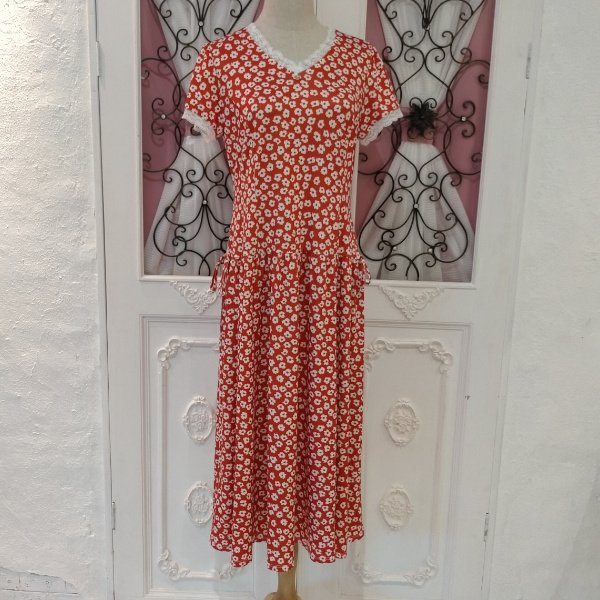 画像2: 【16,000円 →超特価 4,900円＜在庫限り＞クーポン/POINT不可】小花プリントレース使いワンピース (2)