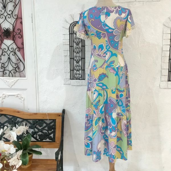 画像11: 【16,000円 →超特価 3,900円＜在庫限り＞クーポン/POINT不可】胸元フリル×リボンデザイン多色プリントロングワンピース (11)