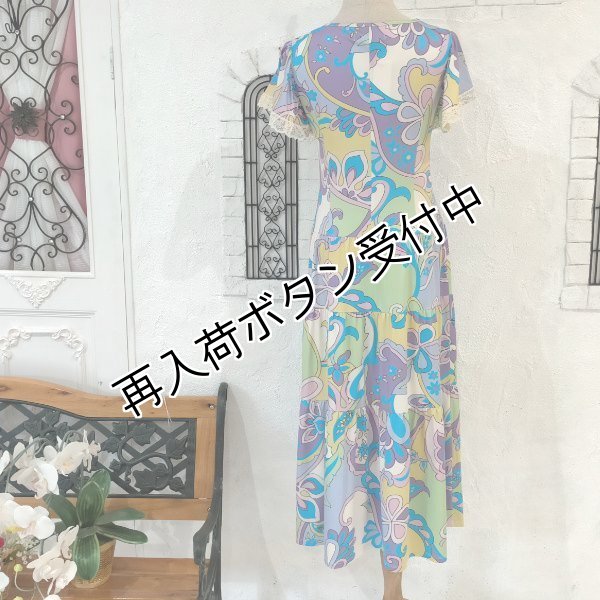 画像11: 【16,000円 →超特価 3,900円＜在庫限り＞クーポン/POINT不可】胸元フリル×リボンデザイン多色プリントロングワンピース (11)