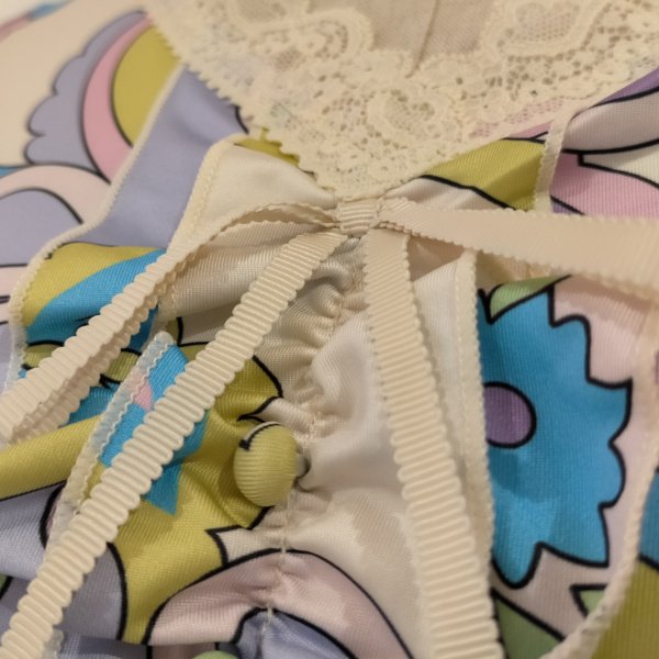 画像10: 【16,000円 →超特価 3,900円＜在庫限り＞クーポン/POINT不可】胸元フリル×リボンデザイン多色プリントロングワンピース (10)