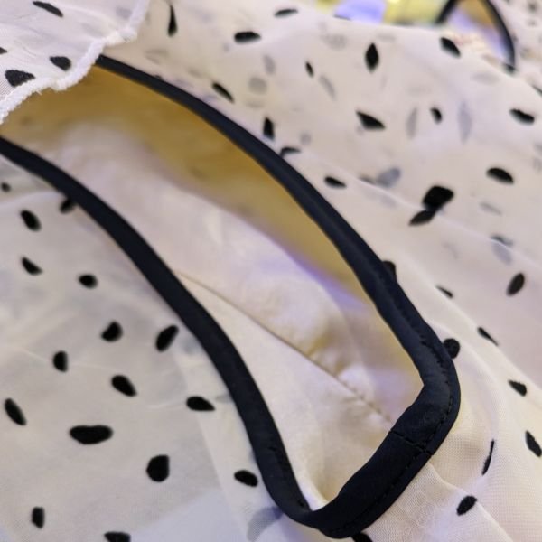 パイピングが裏地と合わせて、丁寧な仕上げになっています