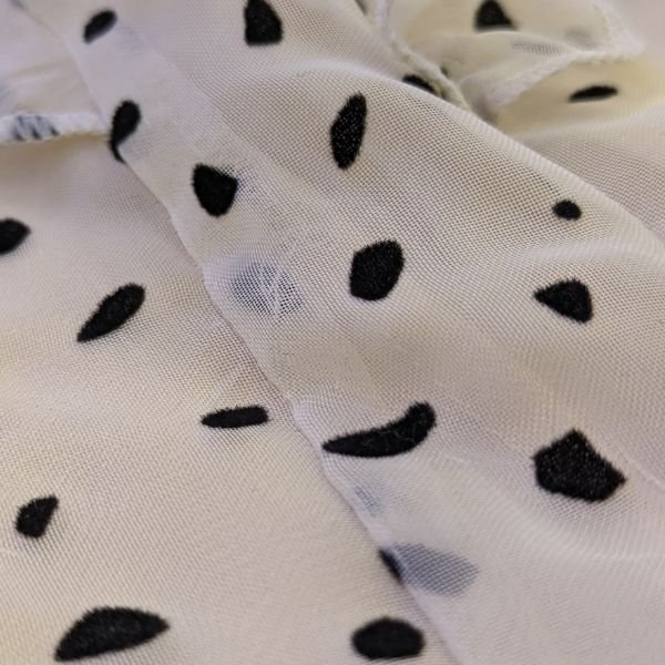 薄いガーゼにベロアを載せたフロッキー仕上げ、プリントと違う高級感