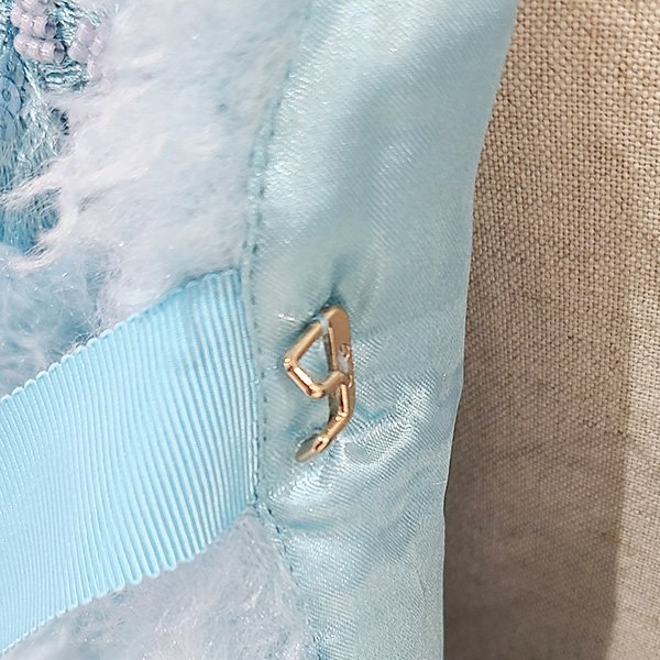 画像6: 【SuperBeauty  】★胸元スパンコール刺繍モコモコボア素材ニットベスト (6)