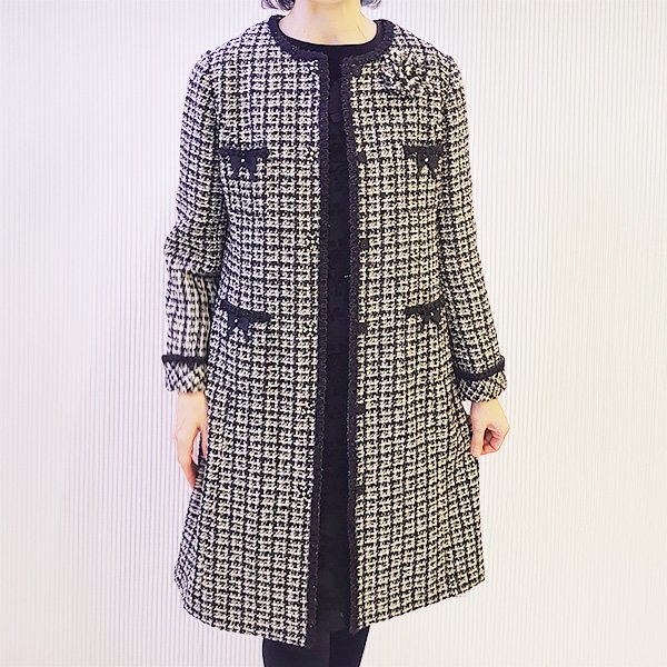 画像2: 【SuperBeauty  】コサージュ付ノーカラーツイードセミロングジャケット (2)