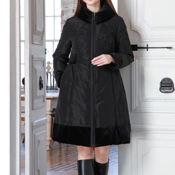 画像2: 【《30%OFF！》SuperBeauty 2025秋冬】レース使いベロア切替ダウンコート (2)