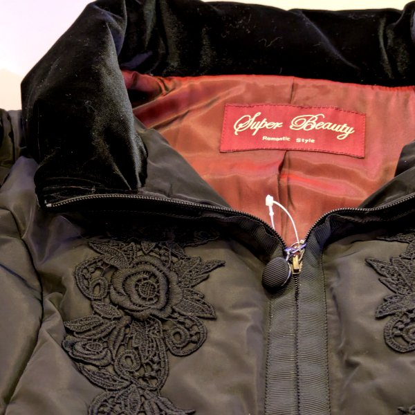 画像20: 【《30%OFF！》SuperBeauty 2025秋冬】レース使いベロア切替ダウンコート (20)