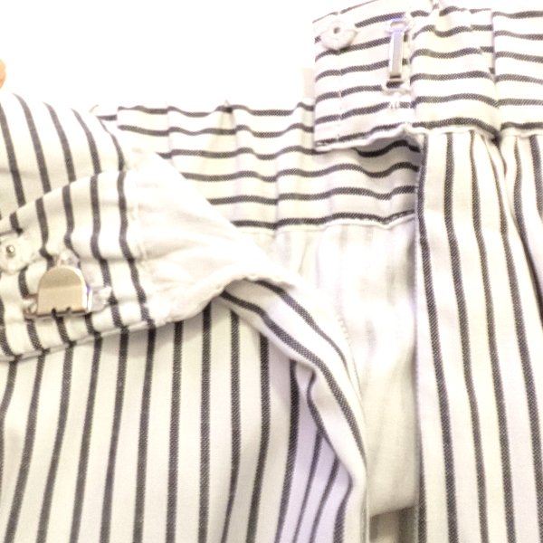 画像2: 【15,000円 →超特価 3,900円＜在庫限り＞クーポン/POINT不可】ストライプ裾異素材切替のタフタ素材スカート (2)