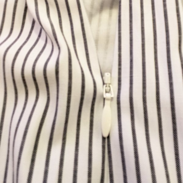 画像3: 【15,000円 →超特価 3,900円＜在庫限り＞クーポン/POINT不可】ストライプ裾異素材切替のタフタ素材スカート (3)